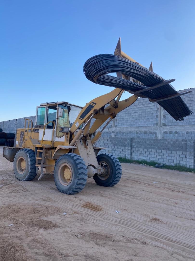 حاوية شحن تحتوي على أنابيب معدنية حمراء - شركة الجيل المتقدم